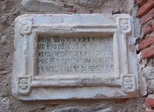 Chapelle de Tanya, le tombeau de Bernard Garriga, personnage important de Laroque au XIIIème siècle